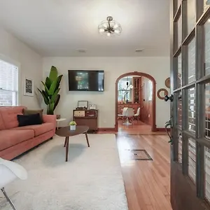 Mid-century Manor Close To Downtown And Food Spots Tampa